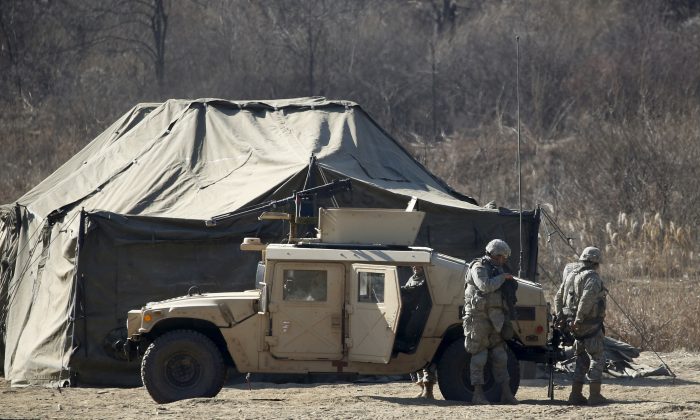 Soldados do Exército dos EUA participam de um exercício militar em um campo de treinamento perto da zona desmilitarizada que separa as duas Coréias em Paju, Coreia do Sul, 7 de fevereiro de 2016 (Kim Hong-Ji / Reuters)