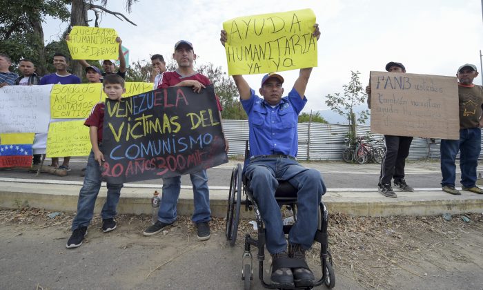 Pessoas se manifestam contra o regime de Maduro e a favor de receber ajuda humanitária em Cucuta, na Colômbia, na fronteira com Táchira, na Venezuela, em 8 de fevereiro de 2019 (Raul Arboleda / AFP / Getty Images)