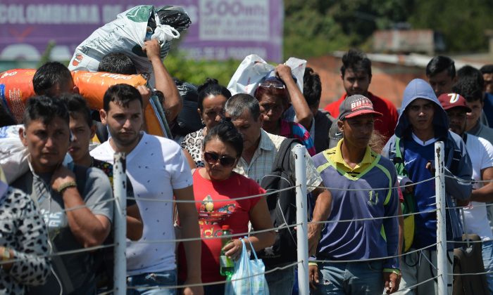 Pessoas atravessam a ponte internacional Simon Bolivar de Cúcuta, na Colômbia, para San Antonio, Táchira, Venezuela, em 16 de fevereiro de 2019. O líder da oposição venezuelana Juan Guaidó pediu em 16 de fevereiro protestos em todo o país para apoiar os voluntários que planejam viajar para a fronteira com a Colômbia para trazer ajuda humanitária dos EUA (Luis Robayo / AFP / Getty Images)