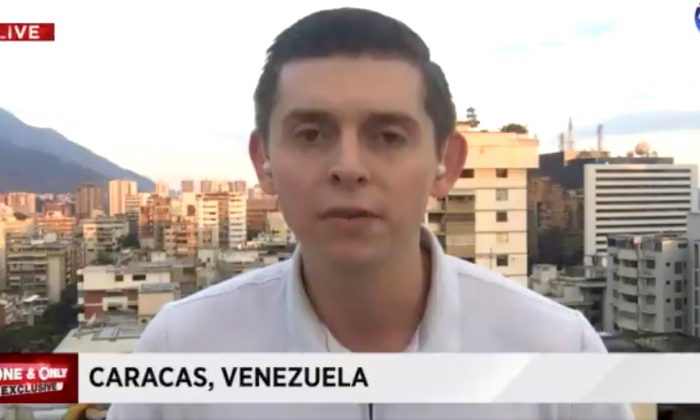 O jornalista americano Cody Weddle fala em Caracas, Venezuela, em janeiro de 2019, nesta foto tirada de um vídeo de mídia social (WPLG LOCAL 10 / via REUTERS)