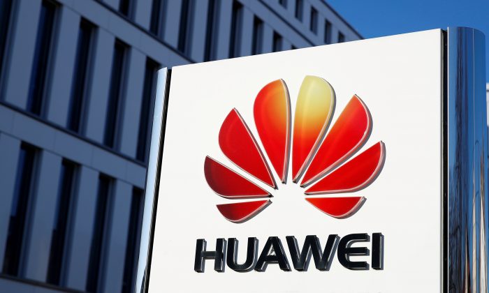 O logotipo da Huawei Technologies é retratado em frente à sede alemã da gigante chinesa de telecomunicações em Duesseldorf, Alemanha, em 18 de fevereiro de 2019 (Wolfgang Rattay / Reuters)