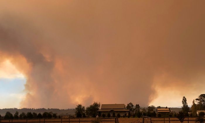 Uma imagem fornecida, obtida em 2 de março de 2019, mostra a fumaça  do incêndio florestal subindo no leste de Victoria, Austrália (AAP Image / Fornecido por Steven Clarke / via REUTERS)