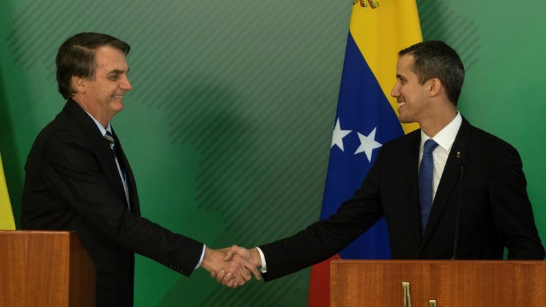 Presidente Jair Bolsonao (esq.) cumprimenta o presidente interino da Venezuela, Juan Gauidó (dir.) durante declaração conjunta no Palácio do Planalto em Brasília (Joédson Alves/EFE)