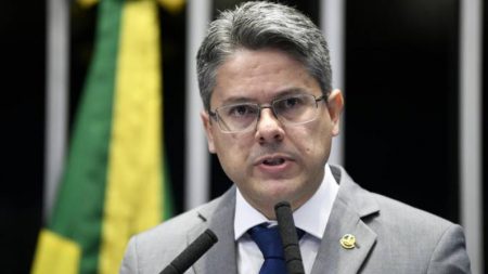 Senador quer abrir CPI para investigar Moraes pelos inquéritos das “milícias digitais” e “fake news”