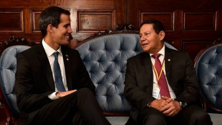 Mourão sugere diálogo com Maduro como saída pacífica para a crise na Venezuela