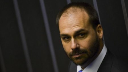 Eduardo Bolsonaro diz que velha mídia quer tachar web como produtora de fake news