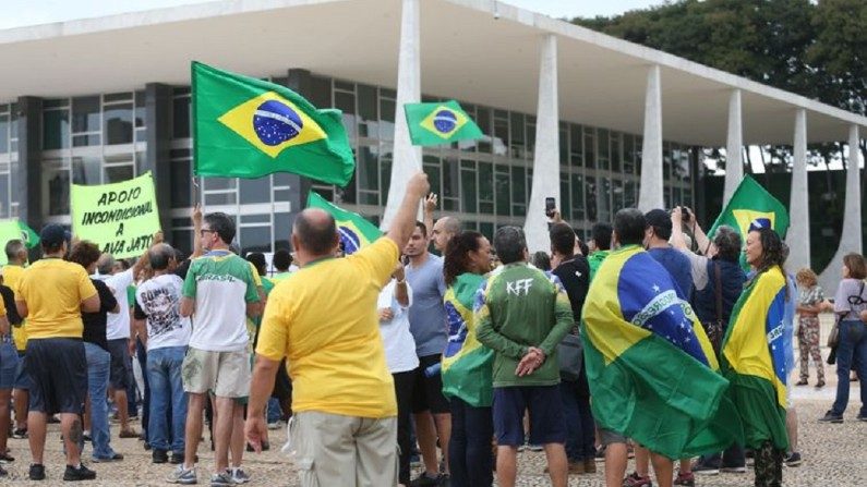 Apoiadores da Lava Jato protestam contra decisão do STF (Antonio Cruz/Agência Brasil)