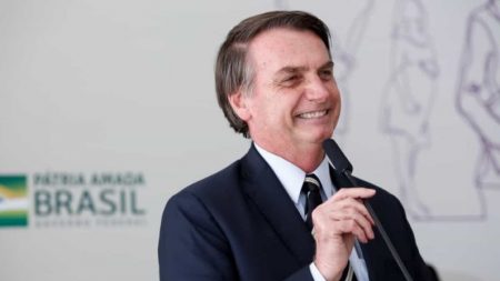 Fim de visto para turistas beneficiará economia, afirma Bolsonaro