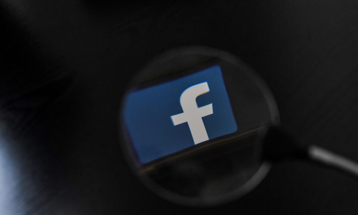 O logotipo da rede social Facebook é exibido em um smartphone em Nantes, oeste da França, em 15 de janeiro de 2019 (Loic Venance / AFP / Getty Images)