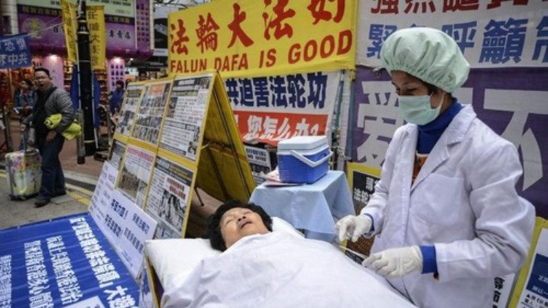 Encenação de uma cirurgia para extração de órgãos sancionada pelo Partido Comunista Chinês a partir de praticantes vivos do Falun Gong, em Hong Kong em 12 de janeiro de 2013 (Minghui.org)