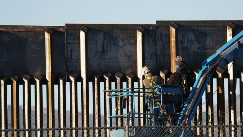 Pessoas trabalhando no muro fronteiriço entre o México e os Estados Unidos em El Paso, Texas, em 12 de fevereiro de 2019 (Joe Raedle/Getty Images)