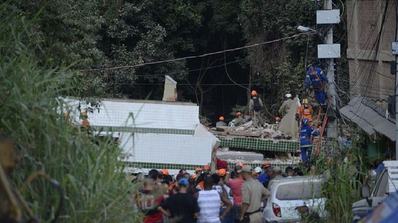 Bombeiros já encontraram nove mortos no desabamento de dois prédios na comunidade da Muzema, na zona oeste do Rio de Janeiro  (Fernando Frazão/Agência Brasil)