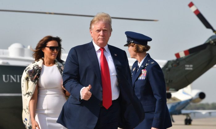 O presidente dos EUA Donald Trump e a primeira-dama Melania Trump chegam à Base Aérea de Andrews em Maryland antes de embarcar no Air Force One para a partida para a Flórida, em 18 de abril de 2019 (Nicholas Kamm / AFP / Getty Images)