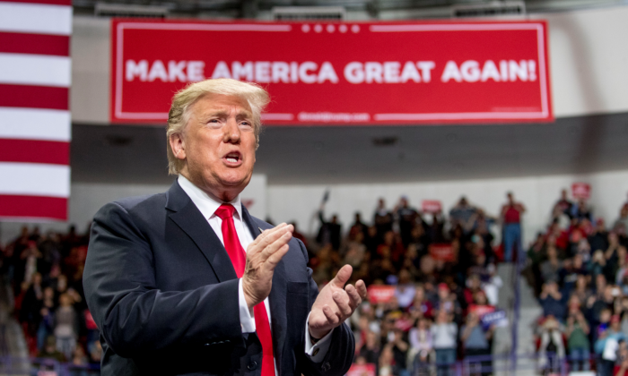 Presidente Donald Trump chega a um comício no Complexo Resch Center em Green Bay, Wisconsin, em 27 de abril de 2019 (AP Photo / Andrew Harnik)