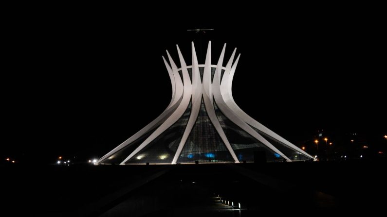 Locais como o Congresso Nacional, a Catedral, e palácios em Brasília, apagaram as luzes como parte da Hora do Planeta, mobilização liderada pela organização não governamental (ONG) WWF (Elza Fiuza/Agência Brasil)