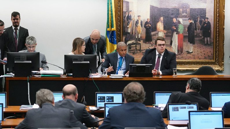 Integrantes da comissão apresentaram nove propostas alternativas ao texto do governo (Pablo Valadares/Câmara dos Deputados)