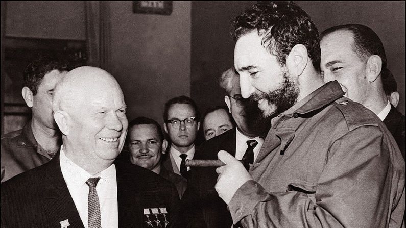 Ditador cubano Fidel Castro (dir.) aparece nesta foto de arquivo de maio de 1963, quando se encontrou com seu homólogo soviético Nikita Khrushchev durante uma visita a Moscou (AFP / Getty Images)