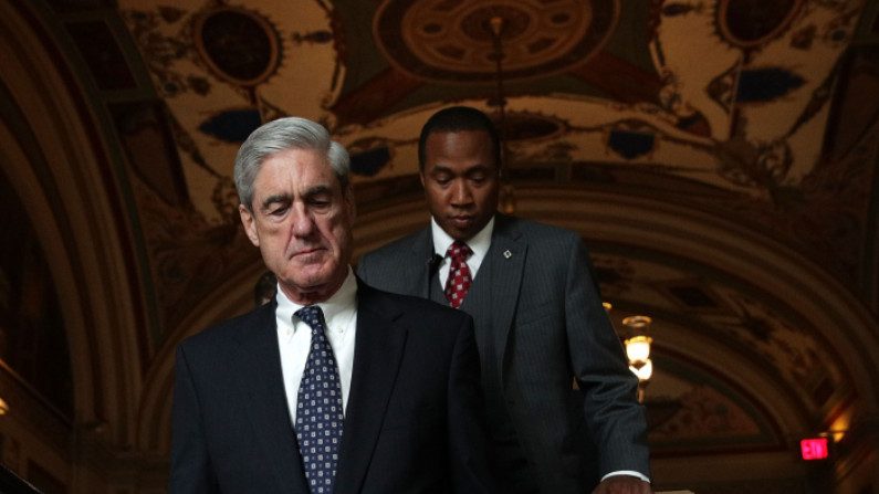 Promotor especial Robert Mueller (esq.) chega ao Capitólio dos Estados Unidos para uma reunião a portas fechadas com membros do Comitê Judiciário do Senado em Washington, em 21 de junho de 2017 (Alex Wong / Getty Images)