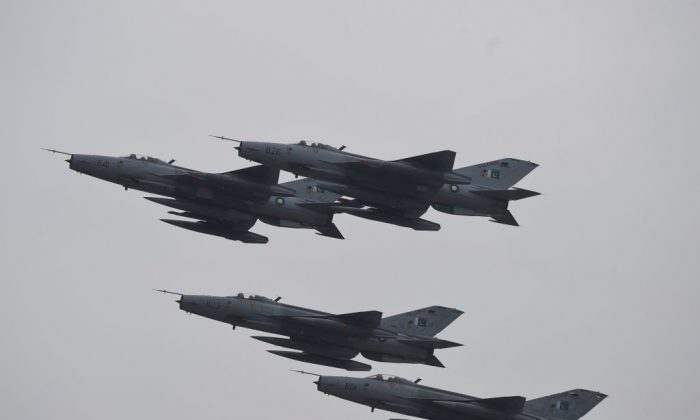 Caças paquistaneses executam manobras durante o desfile do dia do Paquistão em Islamabad, em 23 de março de 2019 (Farooq Naeem / AFP / Getty Images)