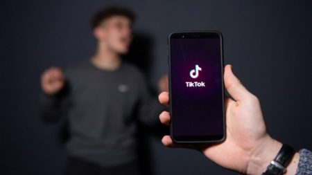 Predadores de crianças ficam impunes no popular aplicativo chinês de compartilhamento de vídeos TikTok