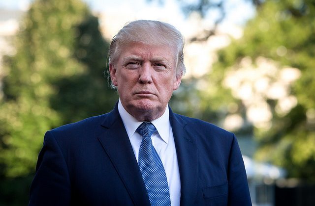 Presidente Donald Trump chega ao gramado sul da Casa Branca em Washington, em 24 de setembro de 2017 (Samira Bouaou / The Epoch Times)