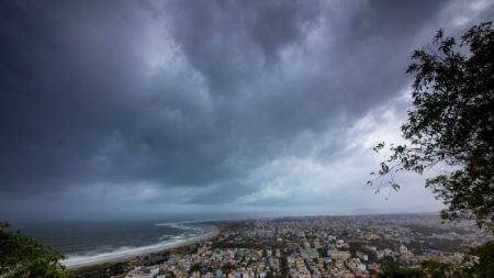 Ciclone Fani força a evacuação de 800.000 pessoas na Índia