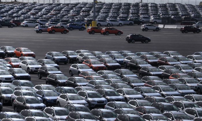 Novos carros Subaru estão em grande número na Auto Warehousing Company, perto do Porto de Richmond, em Richmond, Califórnia, em 17 de maio de 2019 (Justin Sullivan / Getty Images)