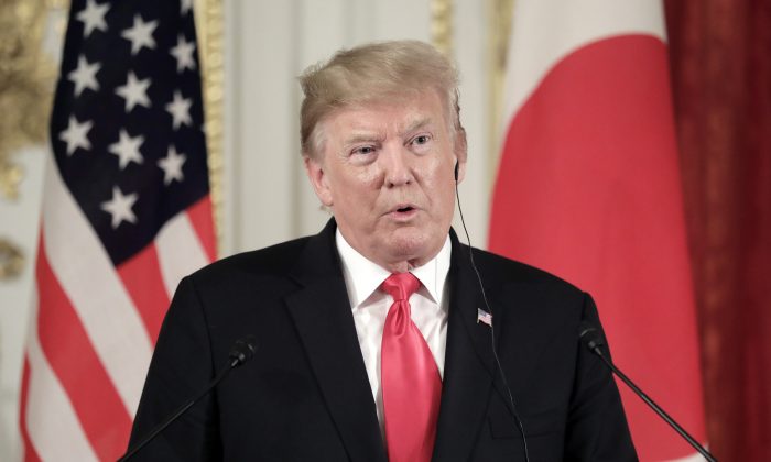 O presidente dos EUA, Donald Trump, fala durante uma coletiva de imprensa com Shinzo Abe, o primeiro-ministro do Japão, não retratado, no Palácio de Akasaka em 27 de maio de 2019 em Tóquio, Japão (Kiyoshi Ota - Pool / Getty Images)