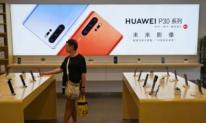 As pessoas procuram itens em uma loja da Huawei em Xangai em 24 de maio de 2019 (HECTOR RETAMAL / AFP / Getty Images)