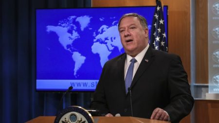 Rússia convenceu Maduro a não deixar Venezuela, diz Pompeo