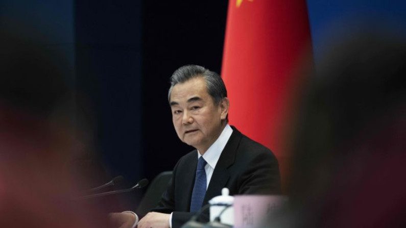 Ministro das Relações Exteriores da China, Wang Yi, fala em uma coletiva de imprensa sobre a Cúpula "Um Cinturão, Uma Rota" no Ministério das Relações Exteriores em Pequim, em 19 de abril de 2019 (NICOLAS ASFOURI / AFP / Getty Imagens)