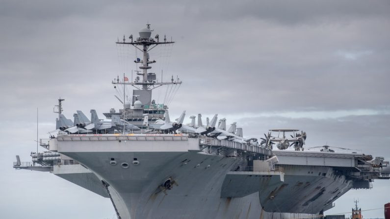 Navio de guerra americano USS Harry S. Truman. O porta-aviões movido a energia nuclear que leva o nome do 33º presidente dos EUA pode transportar mais de 70 helicópteros e aviões e conta com uma tripulação de mais de 5.000 pessoas (Matt Cardy / Getty Images)