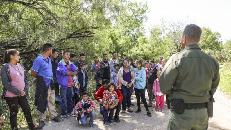 Agente da Patrulha de Fronteira, Carlos Ruiz, captura 35 estrangeiros ilegais que acabaram de cruzar o México para Rio Grande perto de McAllen, Texas, em 18 de abril de 2019 (Charlotte Cuthbertson / Epoch Times)