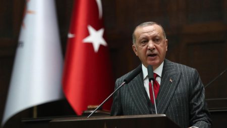 Erdogan planeja abrir escolas na França para ensinar “boa jihad”