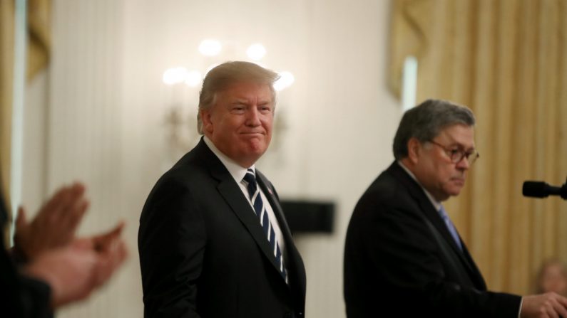 Presidente Donald Trump (esq.) se encontra com o Procurador Geral William Barr antes da entrega das Medalhas de Valor do Oficial de Segurança Pública na Sala Leste da Casa Branca em 22 de maio de 2019 (Mark Wilson / Getty Images)