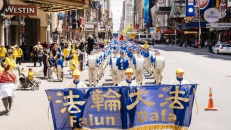 Nova York: desfile de quase 10 mil praticantes do Falun Dafa impressiona Manhattan (Fotos)