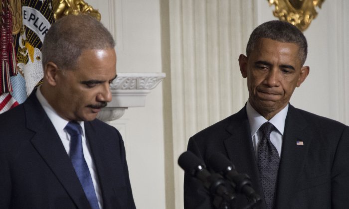 Presidente Barack Obama (dir) e o Procurador Geral Eric Holder na Casa Branca em 25 de setembro de 2014 (Jim Watson / AFP / Getty Images)
