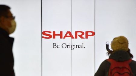 Fabricante de eletrônicos japonesa Sharp planeja mover produção de laptops e displays para fora da China