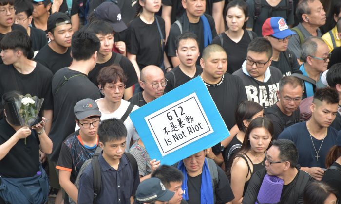 Manifestantes reuniram-se em centenas de milhares de pessoas nas ruas de Hong Kong, em protesto contra o projeto de lei de extradição proposto, exigindo que seja retirado em 16 de junho de 2019 (Weili Guo / The Epoch Times)