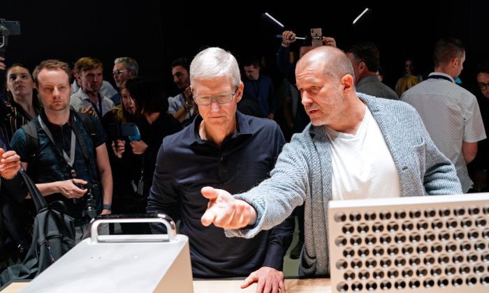 O CEO da Apple, Tim Cook, e o Diretor de Design Jonathan Ive (dir) analisam o novo Mac Pro durante a Worldwide Developers Conference anual da Apple em San Jose, Califórnia, EUA 3 de junho de 2019 (Reuters / Mason Trinca)