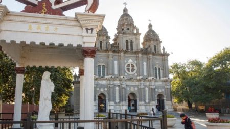 Vaticano afirma que China intimida católicos leais ao papa