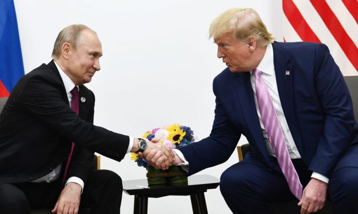 O presidente dos EUA, Donald Trump (dir), participa de uma reunião com o presidente da Rússia, Vladimir Putin, durante a cúpula do G20 em Osaka, em 28 de junho de 2019 (BRENDAN SMIALOWSKI / AFP / Getty Images)