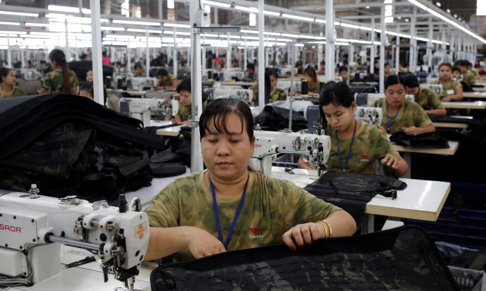 Trabalhadores montam produtos em uma fábrica da Yakeda Outdoor Travel Products Co em Yangon, Birmânia, em 11 de junho de 2019 (Ann Wang / Reuters)