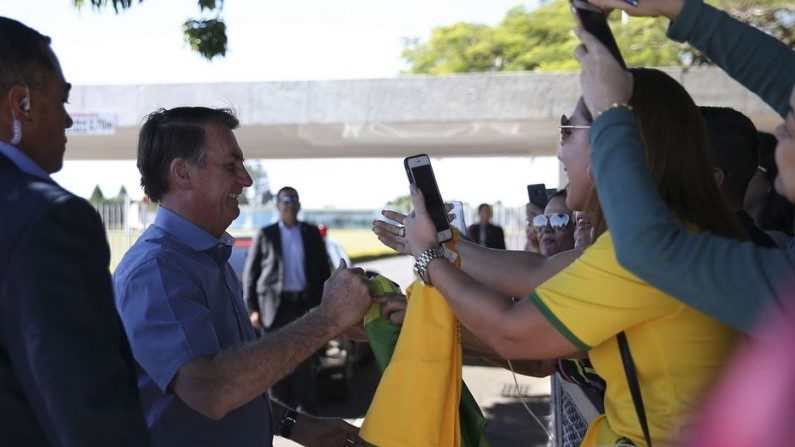 Presidente Jair Bolsonaro cumprimenta populares na saída do Alvorada (José Cruz/Agência Brasil)