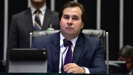 Projeto de combate a fake news deve ser votado este ano, diz Maia