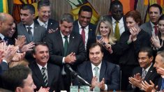 Bolsonaro entrega a Maia projeto que muda regras para obtenção e suspensão de CNH