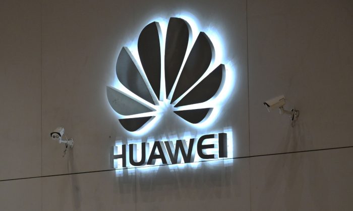 O logotipo da empresa é exibido em uma área de recepção na sede da Huawei em Shenzhen, província de Guangdong, China, em 29 de maio de 2019 (Hector Retamal / AFP / Getty Images)