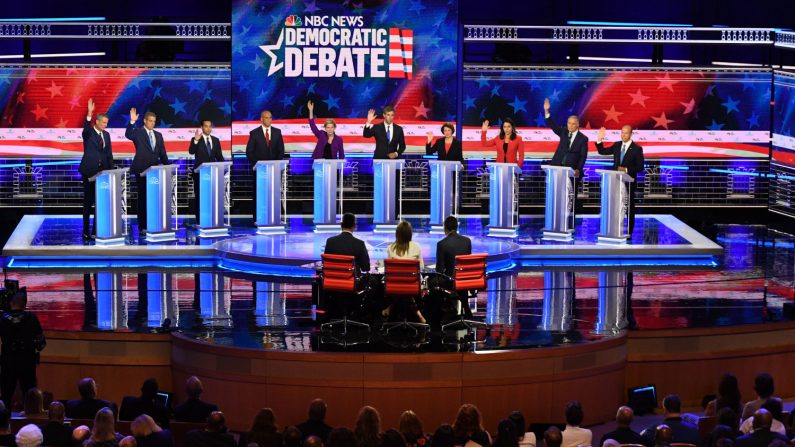 Candidatos democratas à presidência (esq.) Bill de Blasio, Tim Ryan, Julian Castro, Cory Booker, Elizabeth Warren, Beto O'Rourke, Amy Klobuchar, Tulsi Gabbard, Jay Inslee e John Delaney participam do primeiro debate antes da eleição à presidência em 2020, organizado pela NBC News em 26 de junho de 2019 (Jim Watson / AFP / Getty Images)