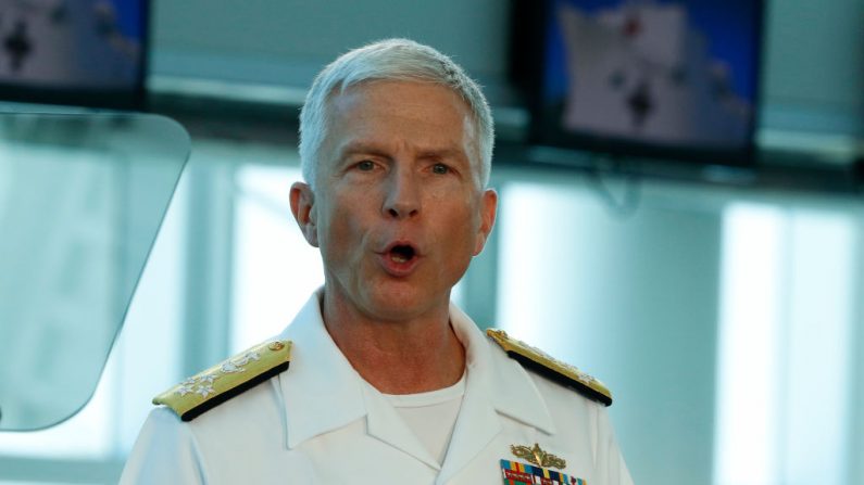 Almirante da Marinha dos EUA, Craig Faller, comandante do Comando Sul americano, fala com o vice-presidente Mike Pence, depois de visitar o navio-hospital USNS Comfort, da Marinha dos Estados Unidos, em 18 de junho de 2019 em Miami, Flórida (Joe Skipper / Getty Images)