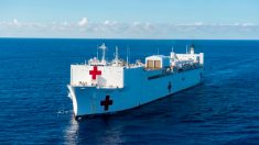 Mike Pence se despede em Miami de navio-hospital em missão contra crise na Venezuela